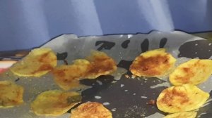 Как приготовить чипсы в микроволновке? Готовим с Настей. Что-то пошло не так...