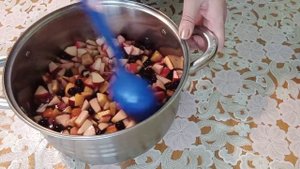 Варенье из грецкого ореха, черноплодной рябины и яблок.