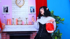 Вампир, Русалка и Барби в Голодных Играх! Экстремальные прятки в коробках челлендж!