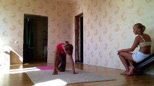 Ксюня и Тая, акробатические трюки??