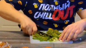 Ребра с картошкой и овощами в афганском казане на плите