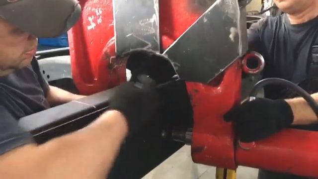 Станок для клепания рам грузовых автомобилей СКР-45 смотреть онлайн