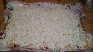 Слоёный салат"Воздушный" Ингредиенты:Курица копчёная,лук, морковь,ветчина, майонез,сыр, яйца