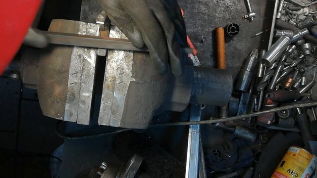 Нашел в земле старые плоскогубцы. Пытаюсь реанимировать! смотреть онлайн