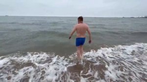 Семён Пегов открыл купальный сезон 2022 на мариупольских пляжах.