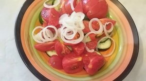 Жареная картошка  и вкусный  салат ?