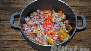 Курица, тушеная кусочками с луком и морковью