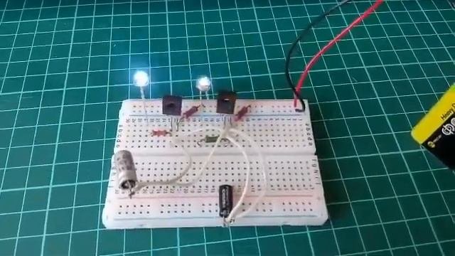 Как работает мультивибратор