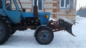 МТЗ-50 чистит снег во дворе