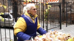 Бабка Супер   продавец! Вот как нужно правильно продавать пирожки