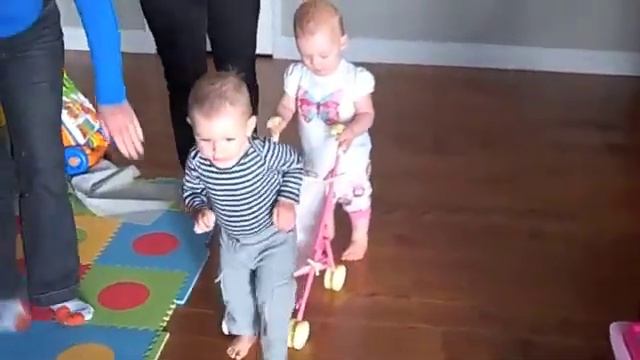 Emma, Reese and a Toy Stroller смотреть онлайн