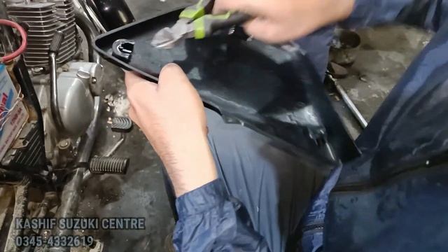 SUZUKI GS 150se SIDE COVER LOCK INSTALLATION VERY EASY @kashifsuzukicentre