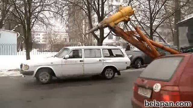 У трактора прямо на дороге отвалилось заднее колесо смотреть онлайн