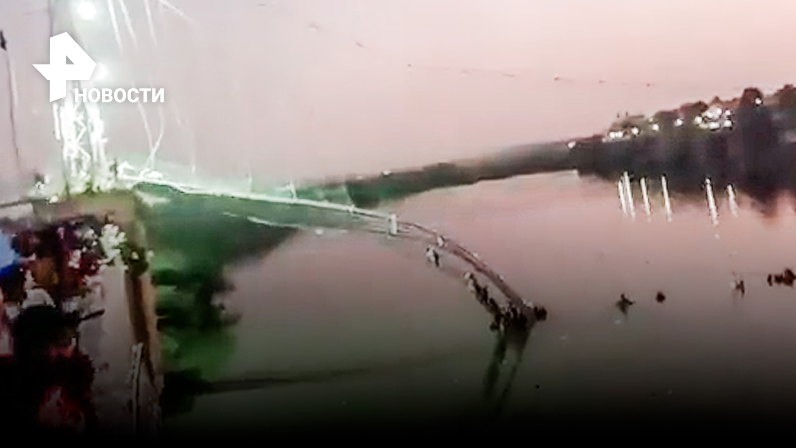 Более 90 человек погибли при обрушении вантового моста в Индии / РЕН Новости