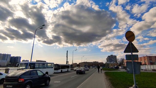 Огромные облака повисли над Октябрьской набережной в Санкт-Петербурге...