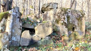 Видео 47 (часть 1) - Дольмен с барельефом и дольмен с полусферами (Солоники)