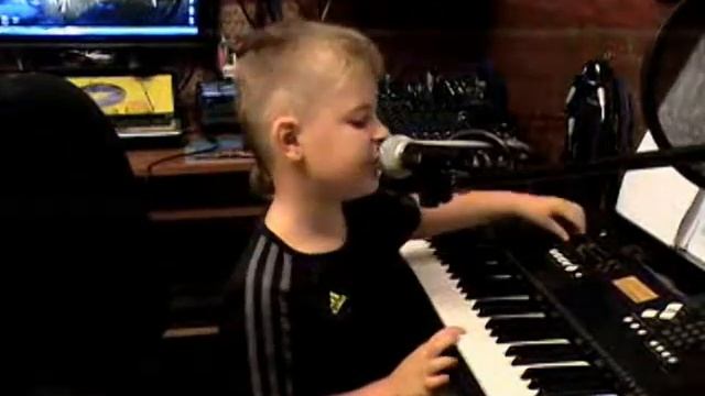 Детская песенка Рыжий кот. Исполняет Рома смотреть онлайн