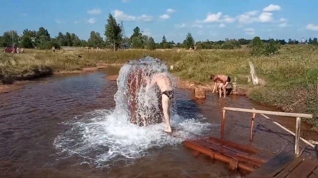 Царицынский источник в Старой Руссе - столб ледяной минеральной воды из-под земли