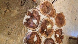 Стол из смолы и дерева. Столешница из эпоксидной смолы. Стол река из слэба. Кофейный столик