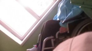 Экстрим: спуск по лестнице на инвалидной коляске (способ 1)
