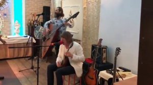 Дуэт Лады рвёт бабушку. "Бабушка курит трубку" на балалайках в исполнении дуэта Лады(Москва)