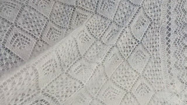 Белые пуховые шали ажурной вязки. Летний облегченный вариант.
