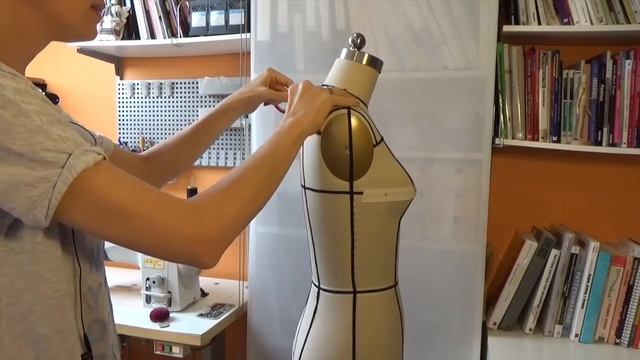 Урок 34 Лиф со складками. Подготовка манекена и ткани смотреть онлайн