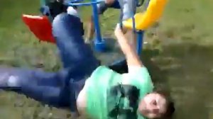 Жирная навернулась с качели