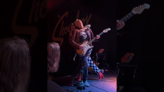 Incredible Mike McCready solo of While My Guitar Gently Weeps at Smooch Benefit 2022 смотреть онлайн