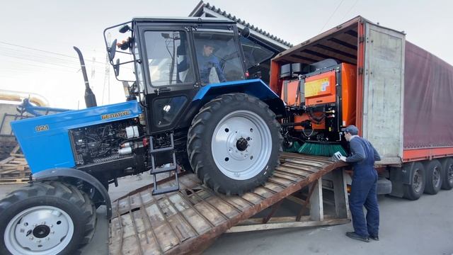 Вакуумная подметально-уборочная машина PRONAR ZMC-2.0 с системой увлажнения и пылесосом на выгрузке смотреть онлайн