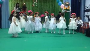 Танец маленьких девочек!