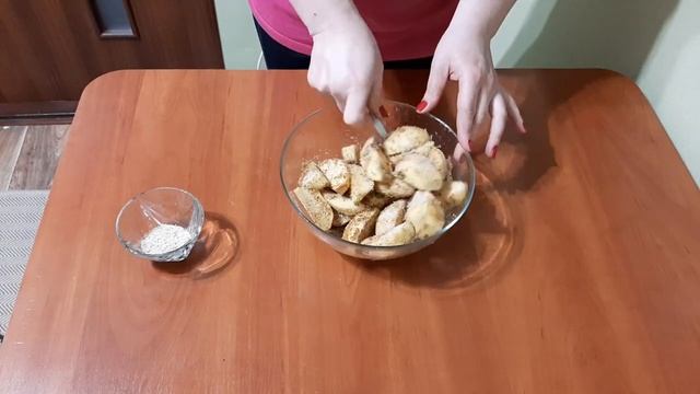 Картошка  по-селянски в сухарях. Снаружи с корочкой, а внутри мягкая. Вкусно и быстро.