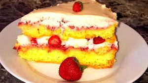 Бисквитный торт с клубникой. Пышный бисквит и сметанный крем. Очень вкусный домашний торт.