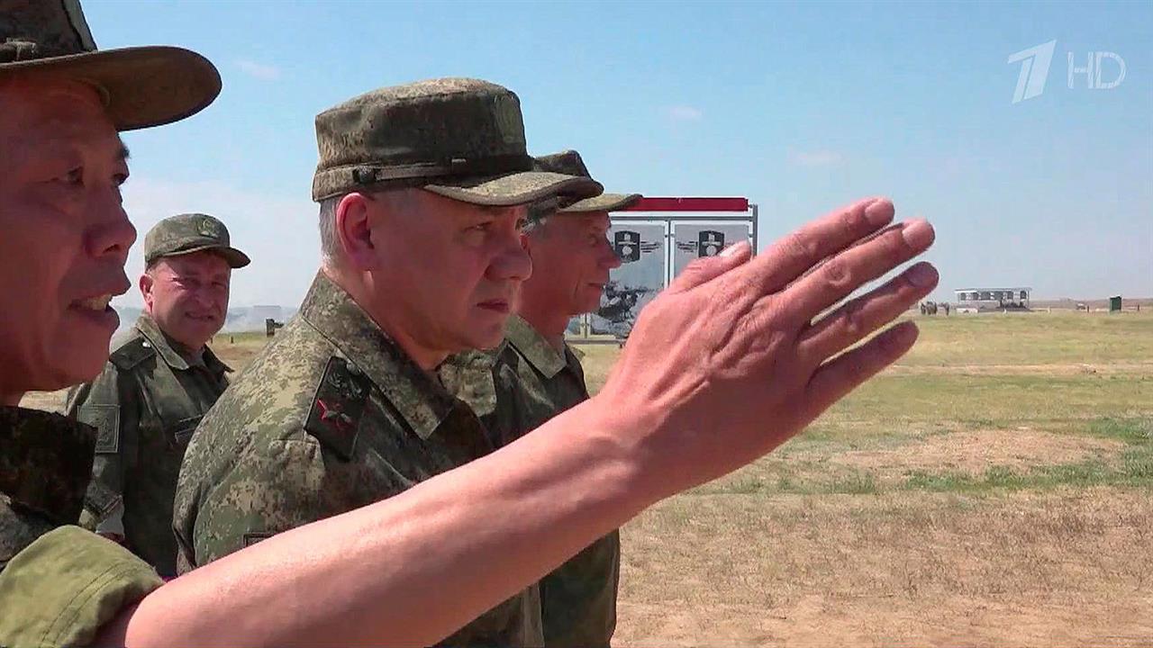 Сергей Шойгу проверил, как идет подготовка бойцов на полигонах Южного военного округа
