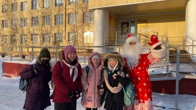 Дед Мороз со своей внучкой Снегурочкой и сказочными героями поздравили ребят .