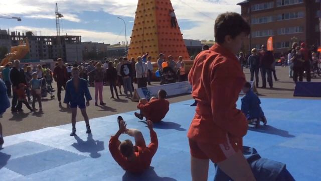 Самбо на площади . Открытый урок, Нягань (ч.1) смотреть онлайн