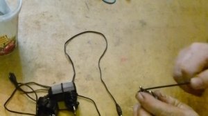 Как аккуратно сматывать провода зарядников для мобильников