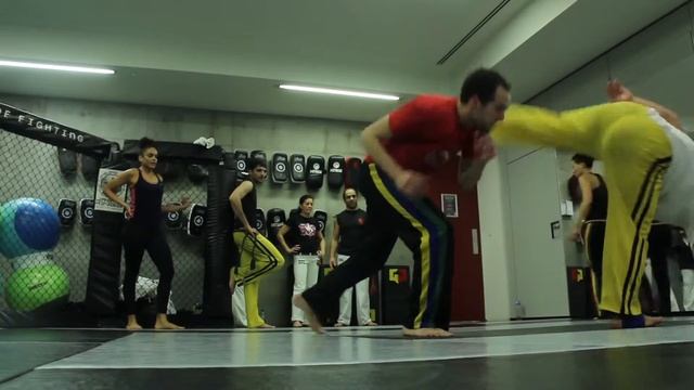 Capoiera with Prof. Bombril смотреть онлайн