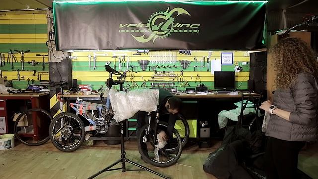 Упаковка велосипеда в чехол для Авиоперелета - ликбез от ШУМа и Veloline смотреть онлайн