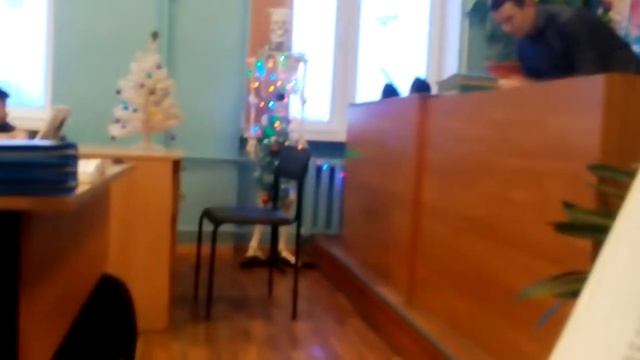 Все на Новый год украшают Ёлку а учитель биологии своего друга скелета . смотреть онлайн