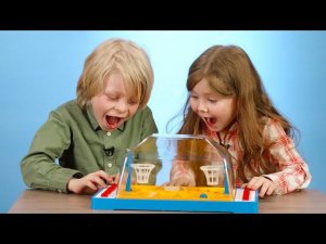 Дети пробуют играть в настольный баскетбол 1983 года