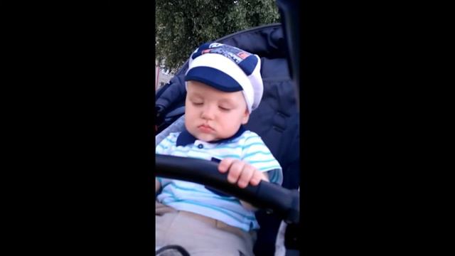 малыш медленно засыпает, но борется со сном|| двойник малыша из мемов||baby slowly falls asleep смотреть онлайн