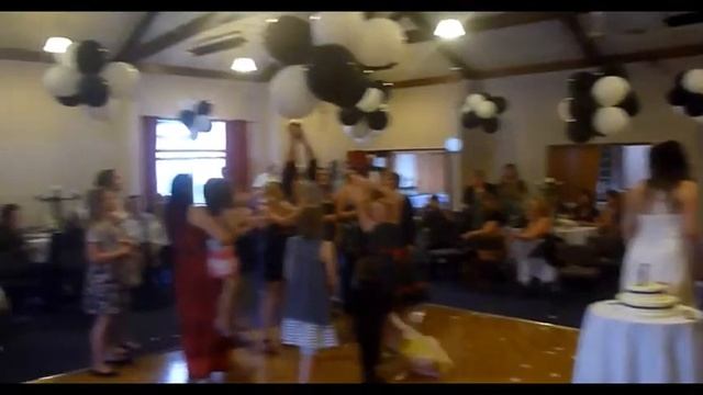 Главное поймать букет :) Смешное видео смотреть онлайн