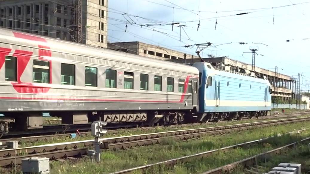 Электровоз ЭП1М-484 с пассажирским поездом отправляется со станции Нижний Новгород Московский