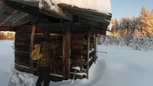 В летней избе зимой. Отдых в лесной избе.