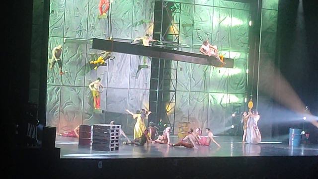 notre dame de paris les 25 ans chante la cours des miracles au Zénith de Strasbourg смотреть онлайн