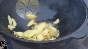 Лещ под сырной шапкой в казане на костре