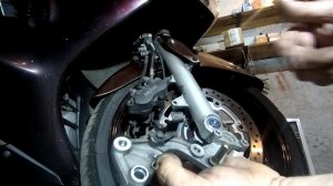 Замена передних колодок с обслуживанием суппортов Honda ST1300 Pan European