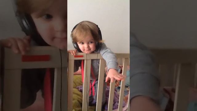 28 ноября 2015 г .первый раз слушает музыку в наушниках ребенку 10месяцев смотреть онлайн