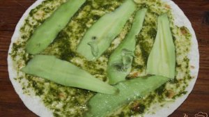 Лепешка с авокадо и соусом Песто